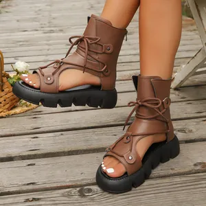Stilvolle braune römische Schnürsandalen mit dicker Plateausohle und hohlem Peeptoe-Design