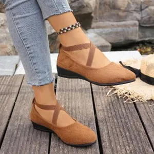 Chaussures compensées confortables en daim marron avec brides croisées pour femmes