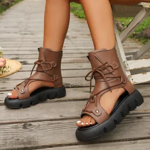 Modische braune Schnür-Römersandalen mit dicker Plateausohle und Cut-Out-Design