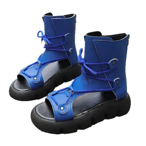 Blaue römische Schnürsandalen mit hohlem Zehendesign und dicker Plateausohle für Damen.