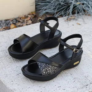 Elegante zwarte sandalen met sleehak met glitterbandjes en verstelbare enkelgesp sluiting