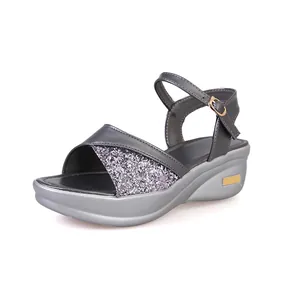 Stijlvolle grijze sleehak sandalen voor dames met paarse glitter afwerking en enkelbandje.