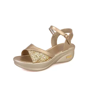 Zijaanzicht van gouden sleehaksandalen met glinsterende pailletten en een enkelbandje