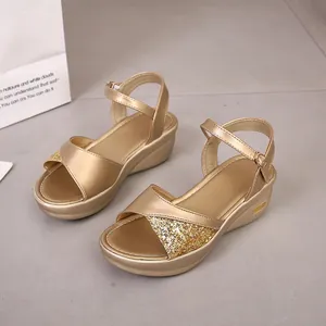 Elegante gouden wedgesandalen met pailletten, open teen en verstelbare enkelband.