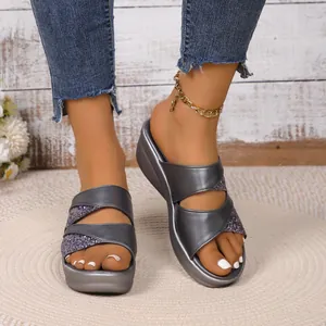 Detail van grijze glitter sleehak sandalen met dikke plateauzolen voor dames.