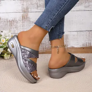 Detailweergave van zilveren glitter-sleehaksandalen met peep-toe en plateauzool