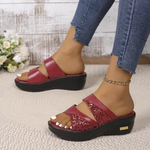 Gedetailleerd overzicht van bordeauxrode glitter sandalen met dikke zwarte zolen