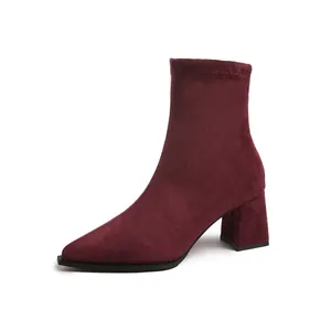 Seitenansicht der eleganten weinroten Wildleder-Stiefelette mit stabilem Blockabsatz