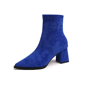 Seitenansicht der blauen Wildleder-Sockenstiefel mit spitzer Zehenpartie und Blockabsatz