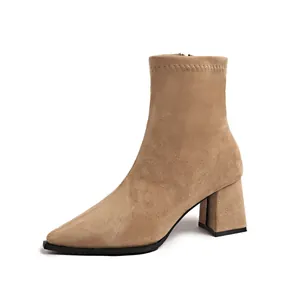 Elegante hellbraune Wildleder-Stiefeletten mit spitzer Kappe und Blockabsatz für Damen