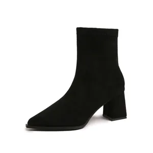 Detailansicht eines schwarzen Wildleder-Stiefelette mit spitzer Zehenpartie und Blockabsatz.