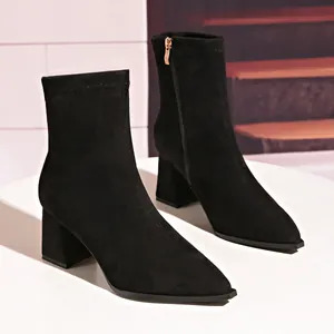 Detailansicht schwarzer Wildleder-Stiefeletten mit spitzer Zehenpartie und Blockabsatz