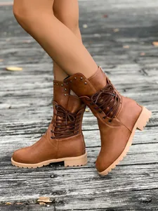 Detaillierte Nahaufnahme brauner britischer Reitstiefel mit Nieten und Schnürung im Freien