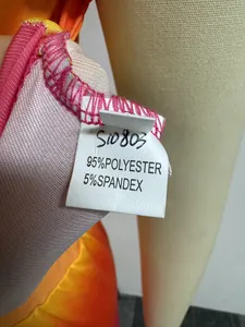 Gedetailleerde weergave van het wasetiket met 95% polyester en 5% spandex samenstelling