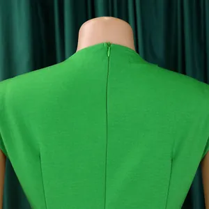 Rückansicht-Detail eines eleganten smaragdgrünen Etuikleides mit verdecktem Reißverschluss