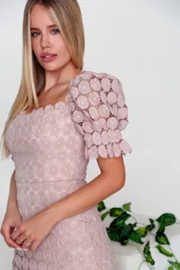 Vista detallada del vestido de encaje rosa con mangas abullonadas y escote cuadrado