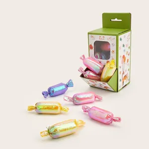 Vista dettagliata di giochi per gatti all'erba gatta a forma di caramella iridescente.