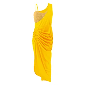 Dettaglio delle paillettes dorate e del drappeggio ruched sull'abito giallo monospalla