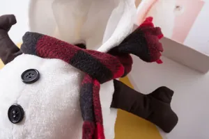 Detailansicht eines weichen Plüsch-Schneemann-Haustierkostüms mit rot-schwarzem Schal