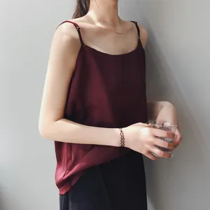 Dettaglio di un top in raso bordeaux con spalline sottili ed elegante finitura