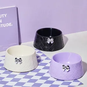 Gamelle pour Animaux Motif Matelassé avec Nœud Décoratif Grande Capacité Antidérapante pour Chat et Chien Protection du Cou Anti-Renversement