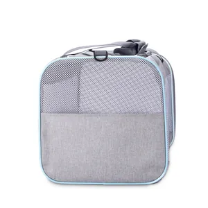 Detalle de transportín gris transpirable con ventana de malla y ribete azul claro