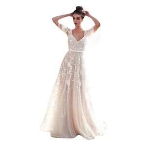 Elegante abito da sera in pizzo bianco con profondo scollo a V