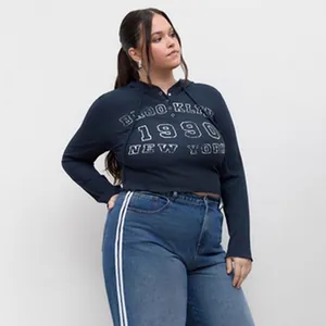 Detailansicht eines dunkelblauen Cropped-Hoodies mit Brooklyn 1990-Aufdruck für Übergrößen