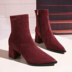 Elegante burgunderrote Stiefeletten mit spitzer Kappe und Blockabsatz in Wildlederoptik.