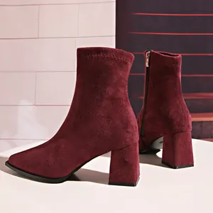 Detailansicht burgunderrote Wildleder-Stiefeletten mit Blockabsatz und Spitze.