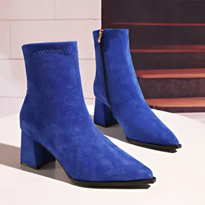 Elegante königsblaue Wildleder-Stiefeletten mit spitzer Kappe und bequemem Blockabsatz
