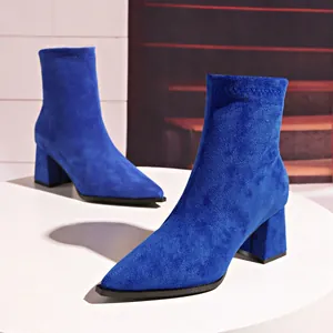 Detailaufnahme der eleganten spitzen Form und blauen Wildlederoptik dieser Stiefeletten.