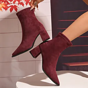 Elegante burgunderrote Ankle Boots aus Wildleder mit spitzer Zehenpartie und Blockabsatz