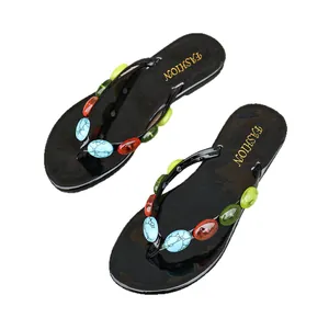 Infradito piatte estive da donna con perline ovali colorate su cinturini neri eleganti