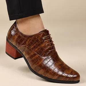 Detailansicht der braunen Oxford-Schuhe für Herren mit Krokodilprägung und Blockabsatz