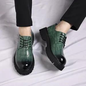 Dettaglio scarpe da uomo verdi con texture coccodrillo e suola spessa nera