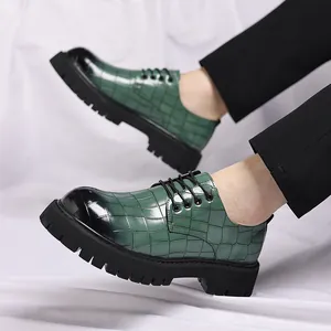 Dettaglio di scarpe stringate da uomo verdi con motivo a coccodrillo e suola