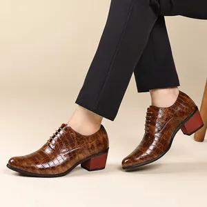 Detaillierte Ansicht: Braune Herrenschuhe mit Krokoprägung und roten hohen Blockabsätzen.