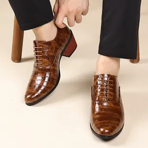 Detailansicht brauner Herren-Leder-Schuhe mit Krokoprägung und dickem hohem Absatz