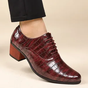 Detailansicht der burgunderroten Herren-Elevator-Oxfords mit Krokoprägung aus Leder