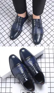 Nahaufnahme der stilvollen blauen Herren-Business-Schuhe mit Webmuster und Brogue-Details.