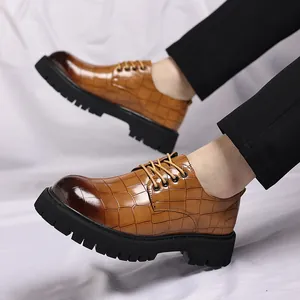 Scarpe da uomo in pelle marrone con motivo coccodrillo e suola spessa