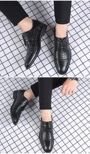 Detailansicht schwarzer Business-Schnürschuhe für Herren mit Webstruktur auf Gitterboden