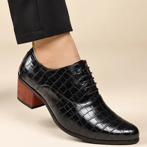 Modische Herrenschuhe aus schwarzem Kroko-Leder mit elegantem rotem Blockabsatz