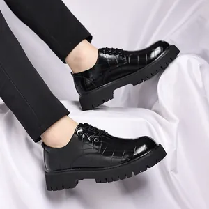 Dettaglio di scarpe derby da uomo nere con motivo coccodrillo e suola spessa per affari.