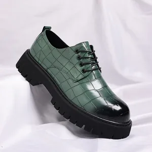 Dettaglio scarpe derby da uomo con zeppa in pelle con stampa coccodrillo verde