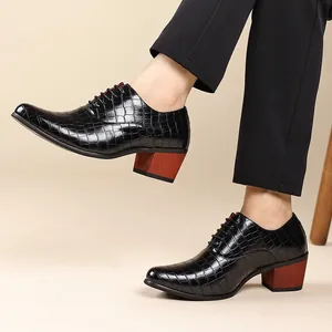 Detailaufnahme von Herren-Oxford-Schuhen mit Kroko-Struktur und braunem Blockabsatz