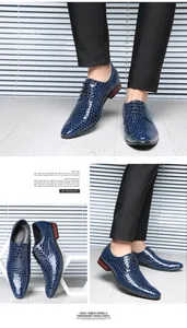 Detailansicht modischer blauer Herrenschuhe aus glänzendem Leder mit Krokoprägung