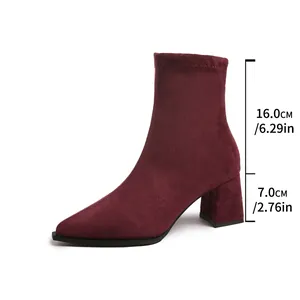 Burgunderrote Stiefelette aus Wildleder mit 7 cm Blockabsatz und 16 cm Schafthöhe Detail.