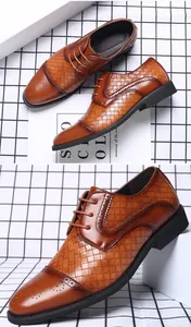 Detailansicht brauner Business-Casual-Lederschuhe mit Webstruktur und Brogue-Details